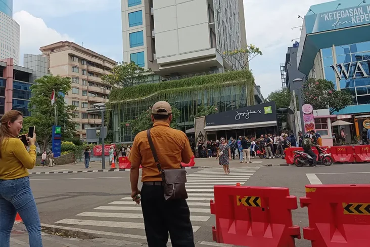 Gokil! Emak-emak dan...