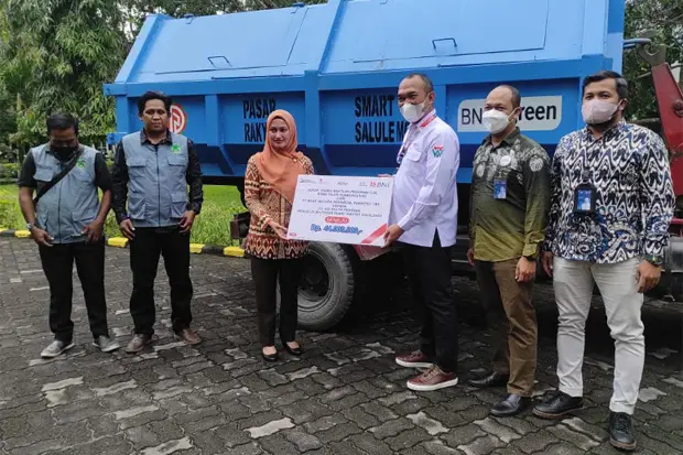 BNI Serahkan Bantuan...