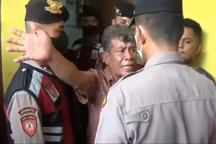 2 Polisi Hanya Bisa...