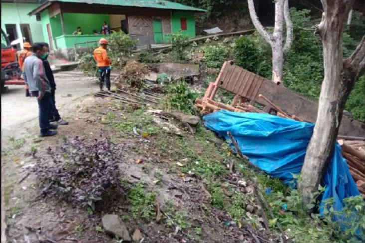 Tabrak Tugu Kera Sibaganding,...