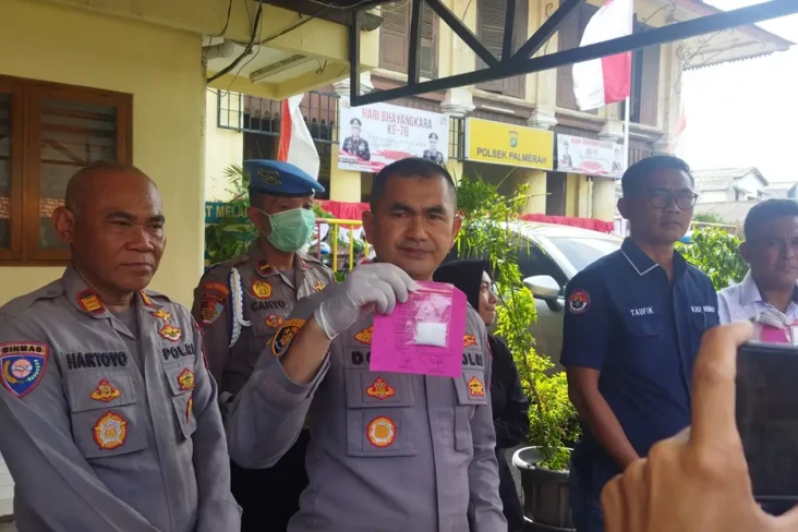 Polisi Berpakaian Preman...