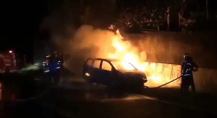Minibus Terbakar di...