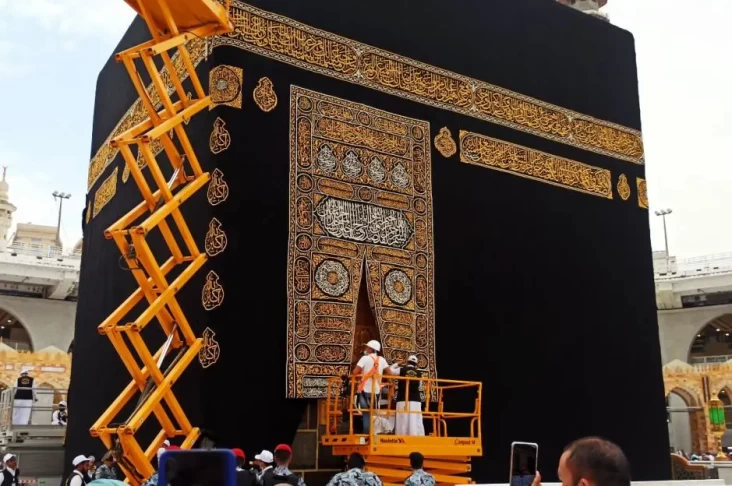 Kiswah Resmi Diganti,...