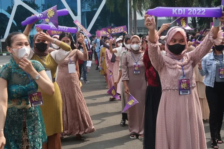 Hari Pertama, Ratusan...