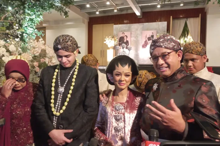 Nikahkan Putri Sulungnya...