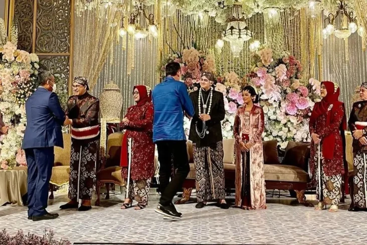 Hadiri Resepsi Pernikahan...