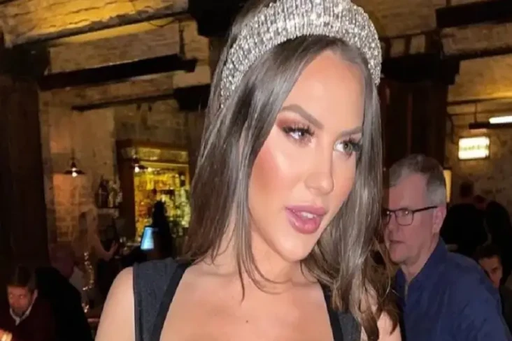 Model Cantik Sembunyikan...