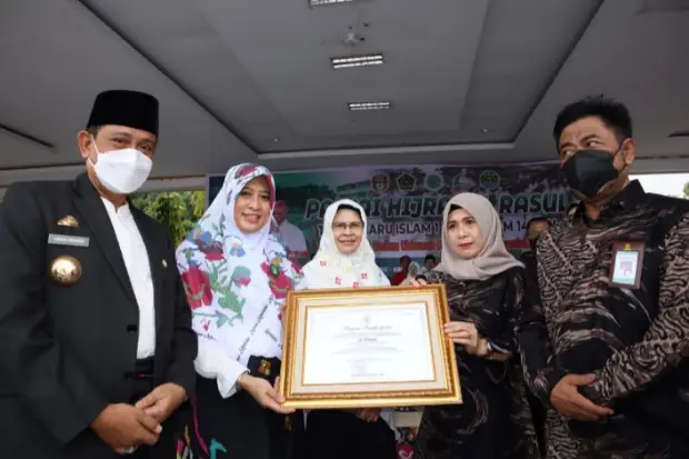 Istri Bupati Wajo Terima...