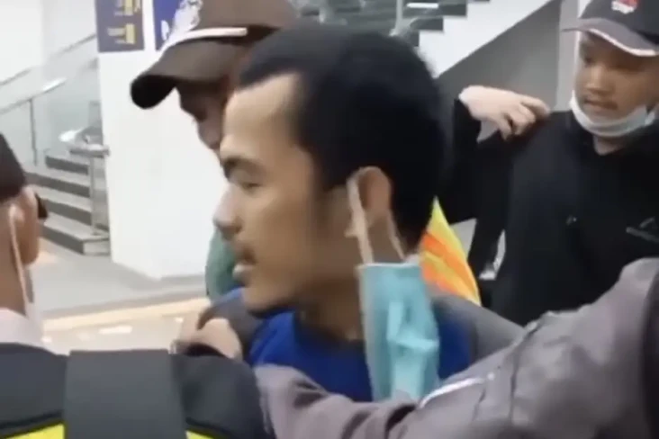 Copet Penumpang KRL,...