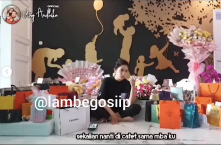 Buka Kado Ulang Tahun...