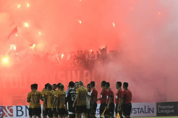 Buntut Nyalakan Flare,...