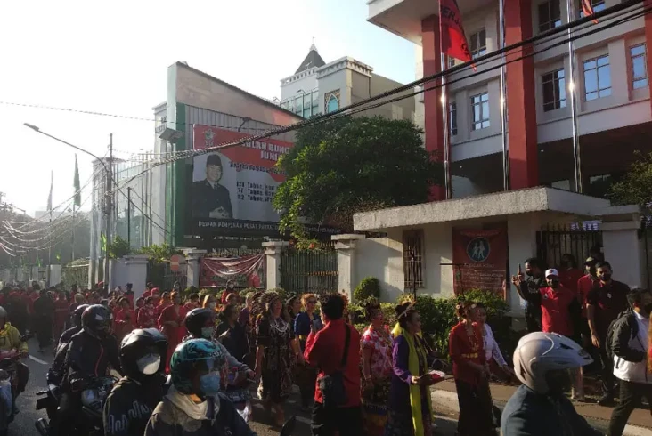 Ratusan Kader PDIP Berpawai...