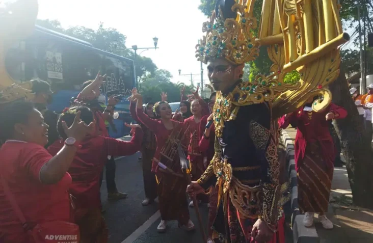 Di Kantor KPU, Arak-arakan...