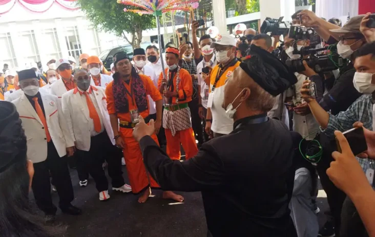 Tak Mau Kalah Heboh,...