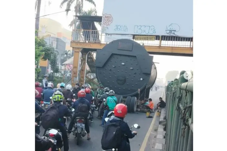 Truk Tangki Nyangkut...
