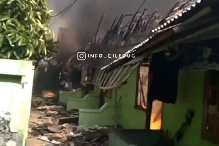 Kebakaran Hanguskan...