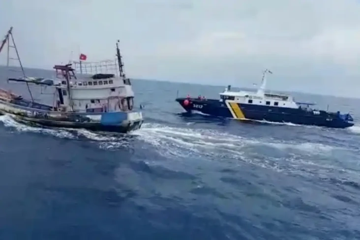 Luar Biasa, Kapal Hiu...