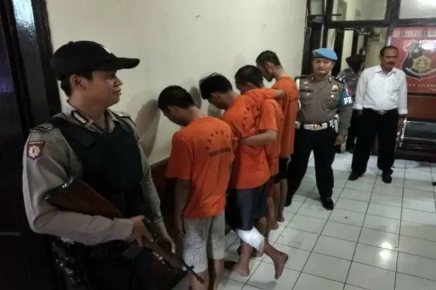 2 Pelaku Pengeroyokan...