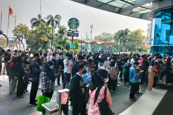 Ribuan Pencari Kerja...