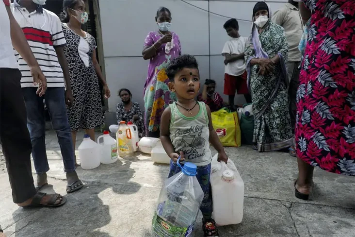 Sri Lanka Cari Bantuan...