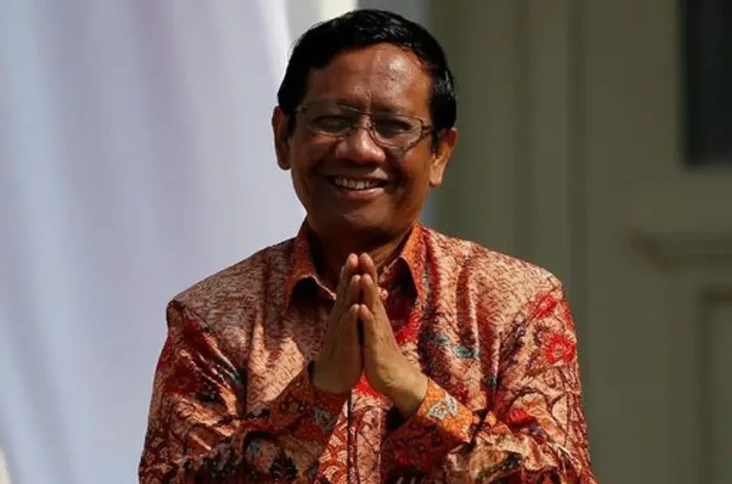 Mahfud MD Tersenyum...