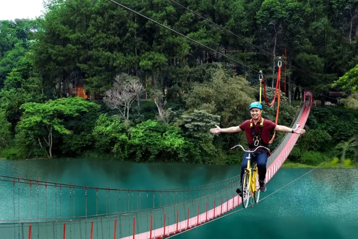 Zip Bike di Atas Danau...