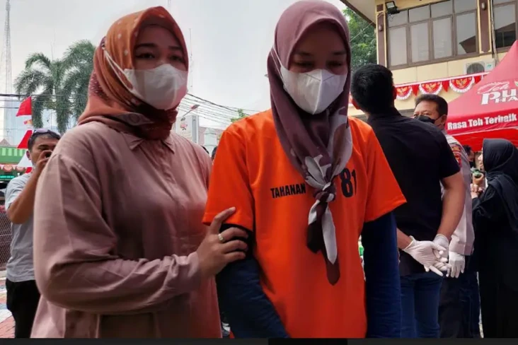 Gelapkan Uang Warga...