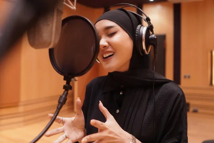 Pakai Hijab saat Rekaman,...