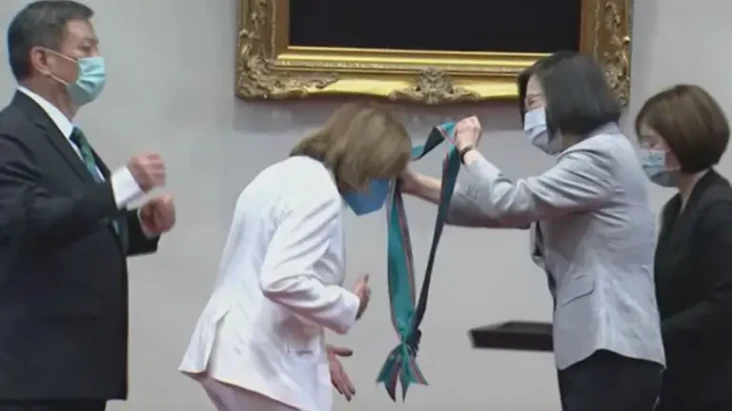 Pelosi Terima Medali...
