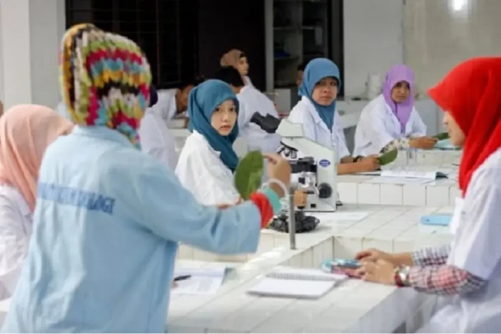 Delapan Kampus dengan...