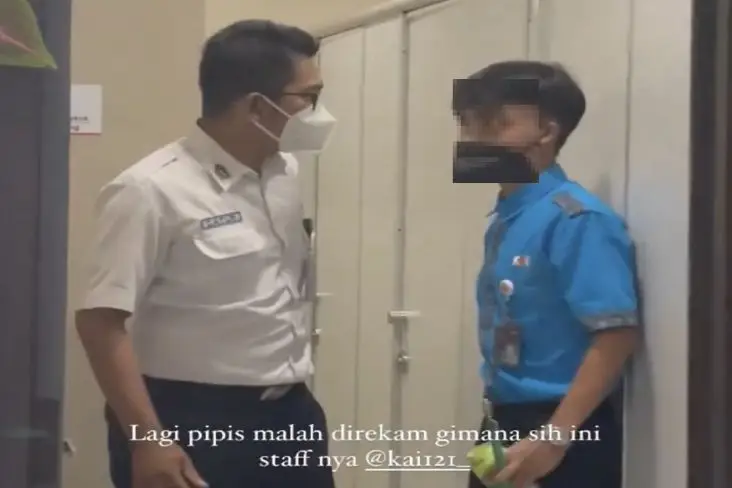 Petugas Kebersihan KA...