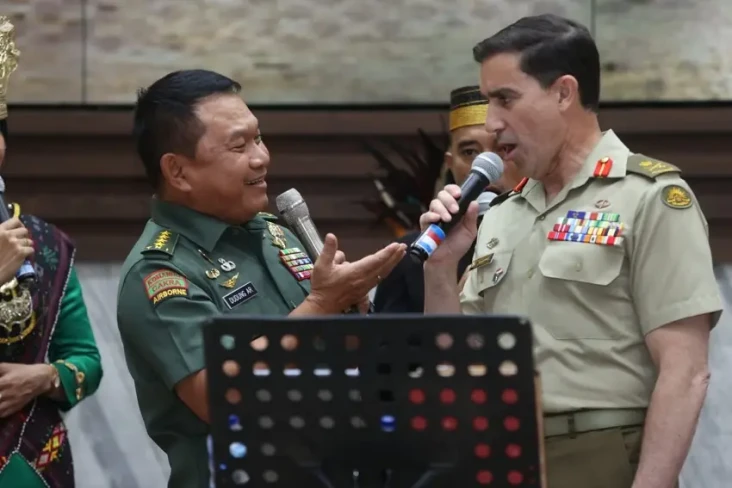 Sambutan Hangat, Jenderal...
