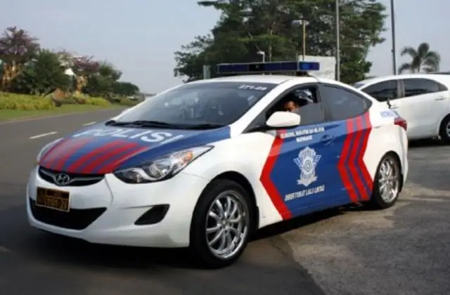 Ditabrak Mobil Pelat...