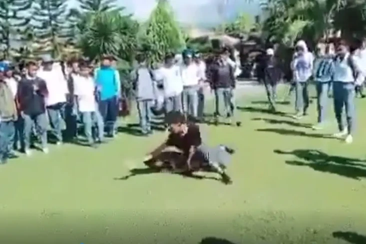 Video Duel Pelajar Viral,...
