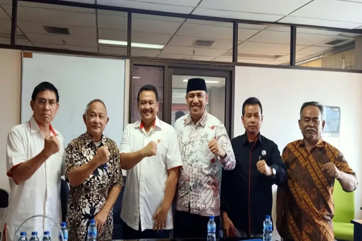 Resmi Serahkan Dokumen...
