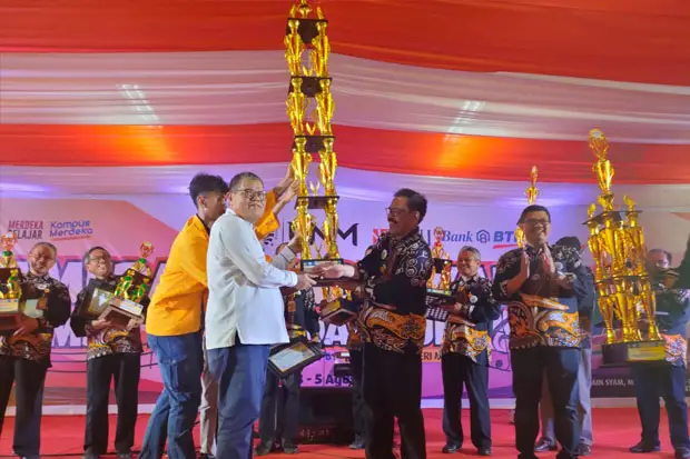 Rektor UNM Prof Husain...