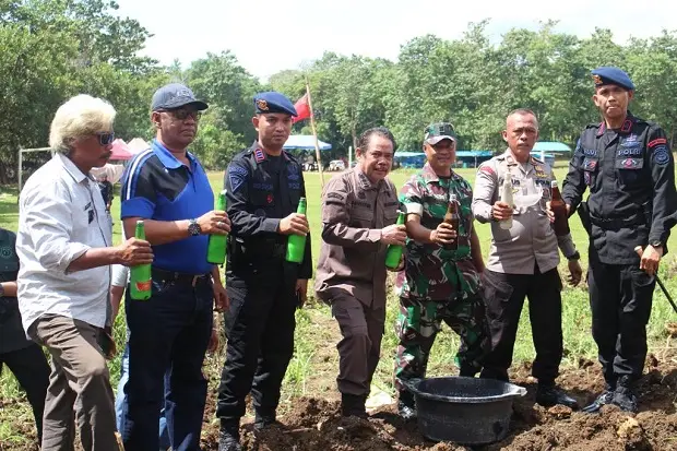Kejari Bone Serahkan...