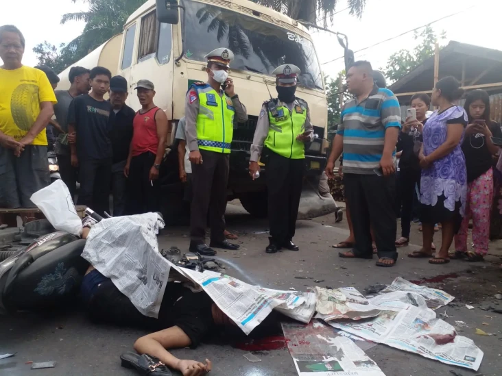 Motor Bonceng 3 Tabrak...