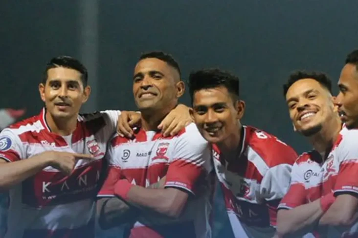 Liga 1 2022/2023: Bungkam...
