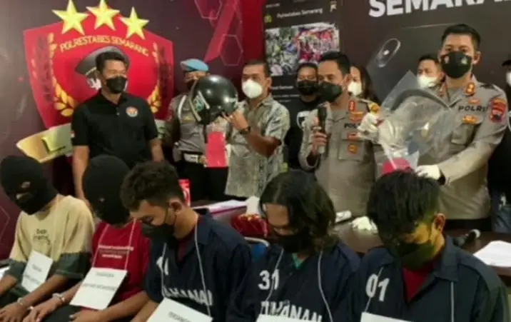 Sok Jagoan, 5 Preman...