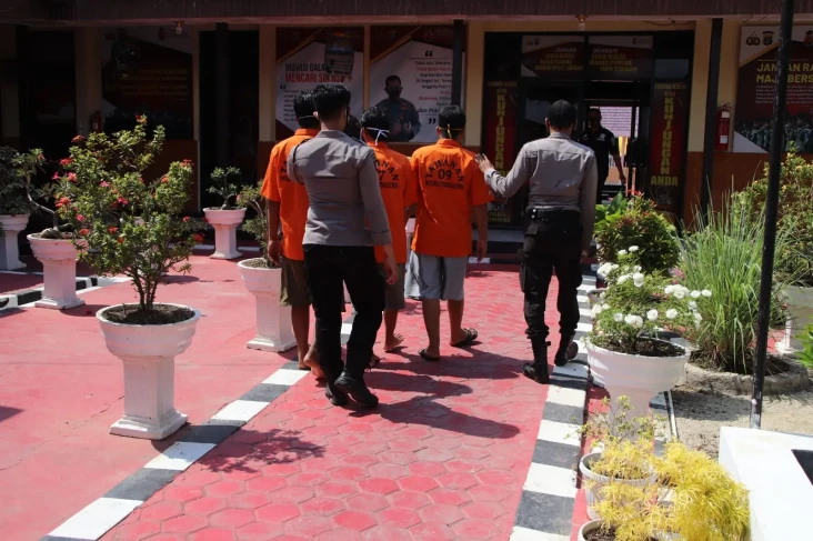 Gerebek Pesta Sabu di...