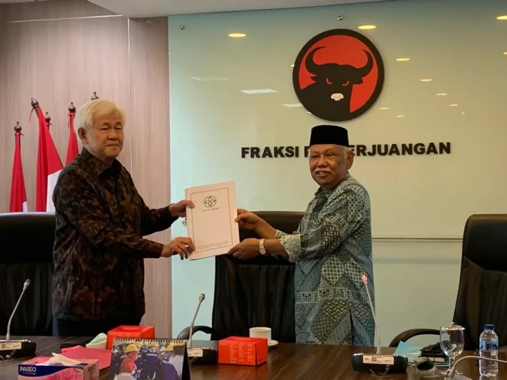 Dewan Pers Serahkan...