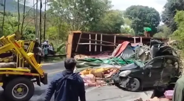 Ngeri! Truk Rem Blong...
