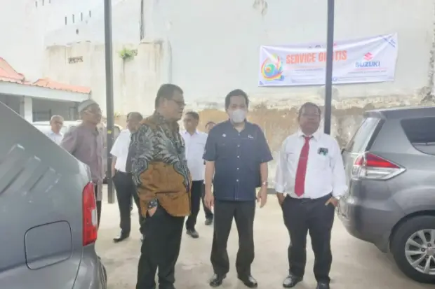 Rektor UNM Tinjau Servis...