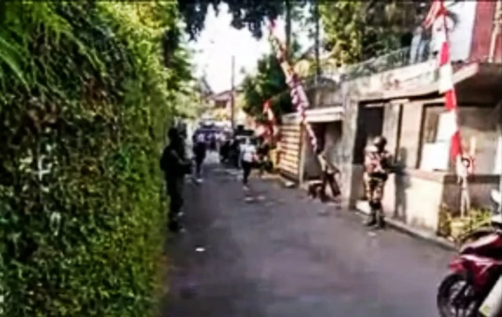 Pasukan Brimob Bersenjata...