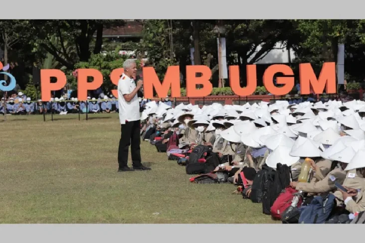 Ganjar Pranowo Beri...