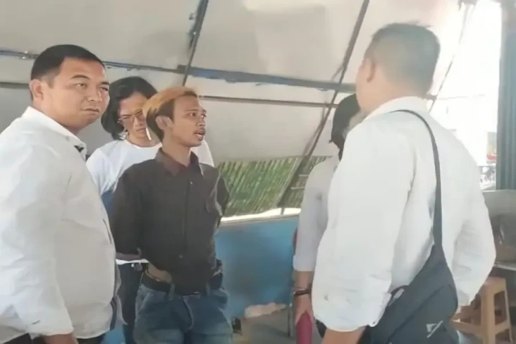 Pegawai Warung Pecel...