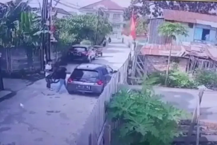 Pencuri Gunakan Mobil...