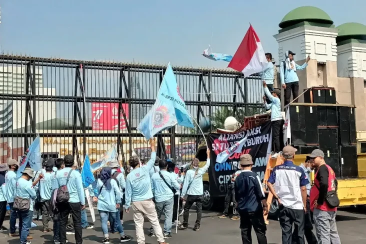 Ratusan Buruh Mulai...