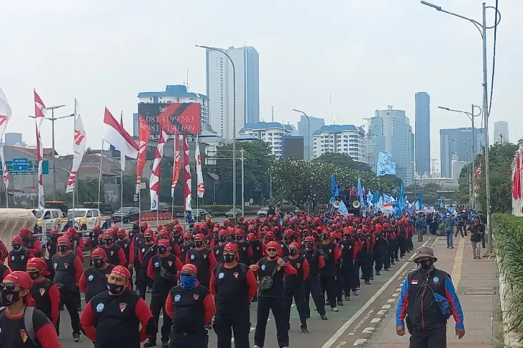 Ribuan Buruh Blokade...